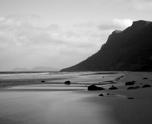 dzika plaża, famara, lanzarote, hiszpania - famara zdjęcia i obrazy z banku zdjęć