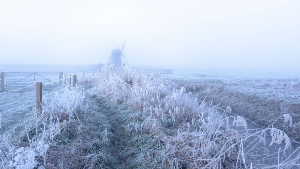 inviernos brumosos y helados por la mañana en el molino herringfleet i - suffolk winter england fog fotografías e imágenes de stock