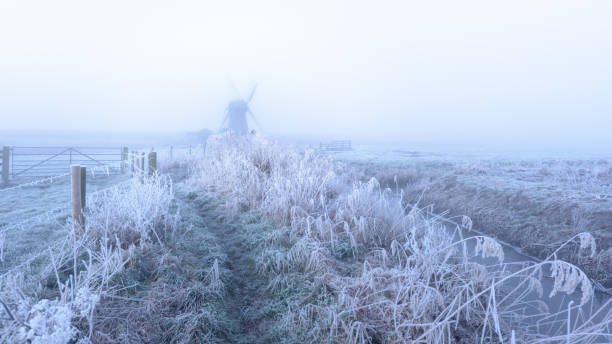 mroźny mglisty poranek zimowy w młynie herringfleet i - suffolk winter england fog zdjęcia i obrazy z banku zdjęć