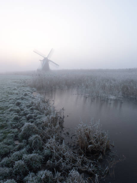 nieruchomy. mroźny mglisty poranek zimy w młynie herringfleet iii - suffolk winter england fog zdjęcia i obrazy z banku zdjęć