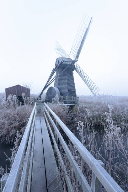 mroźny mglisty poranek zimy w młynie herringfleet ii - suffolk winter england fog zdjęcia i obrazy z banku zdjęć