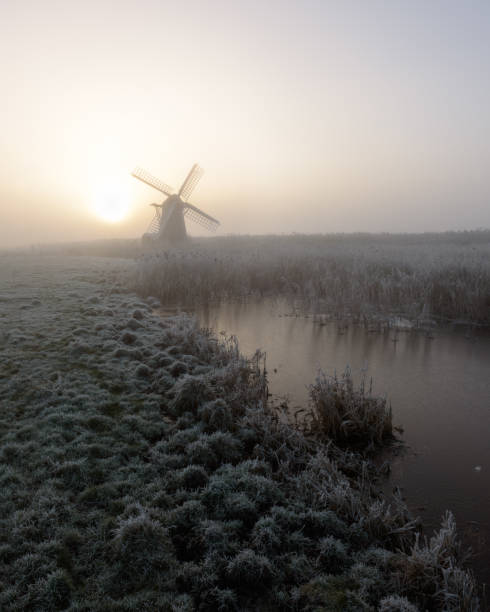 inviernos brumosos y helados por la mañana en el molino herringfleet viii - suffolk winter england fog fotografías e imágenes de stock