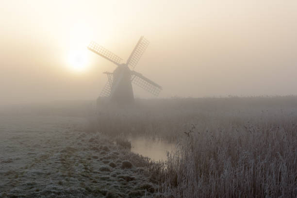 inviernos brumosos y helados por la mañana en el molino herringfleet ix - suffolk winter england fog fotografías e imágenes de stock