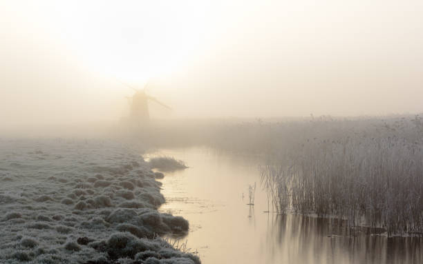 inviernos brumosos y helados por la mañana en el molino herringfleet x - suffolk winter england fog fotografías e imágenes de stock