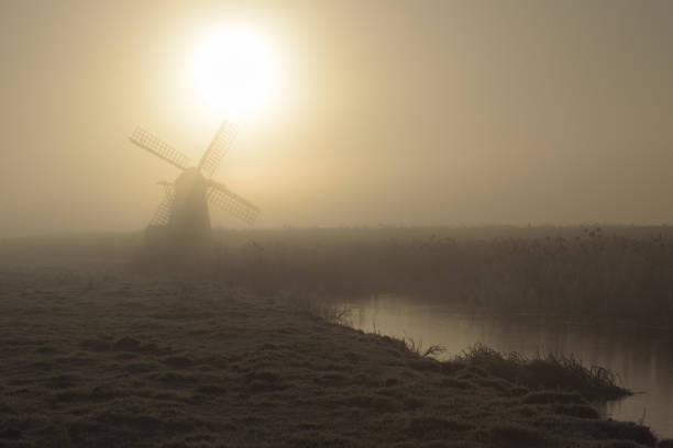 mroźny mglisty poranek zimy w młynie herringfleet xi - suffolk winter england fog zdjęcia i obrazy z banku zdjęć