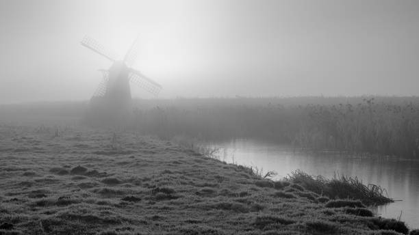 inviernos brumosos y helados por la mañana en el molino herringfleet xii - suffolk winter england fog fotografías e imágenes de stock