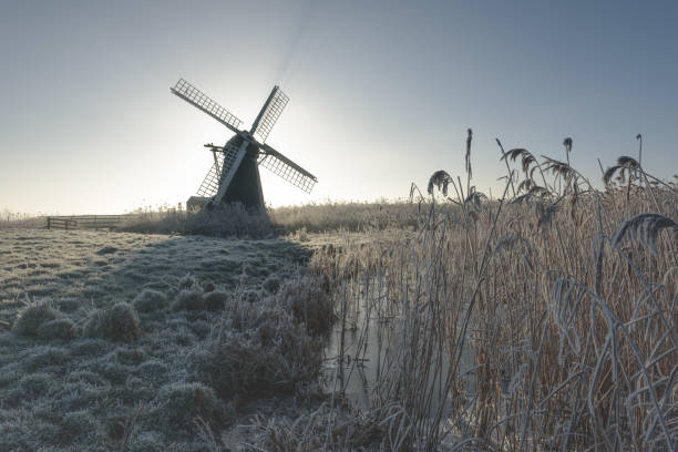 inviernos brumosos helados por la mañana en el molino herringfleet xvii - suffolk winter england fog fotografías e imágenes de stock