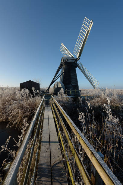 mroźny mglisty poranek zimy w młynie herringfleet xviii - suffolk winter england fog zdjęcia i obrazy z banku zdjęć