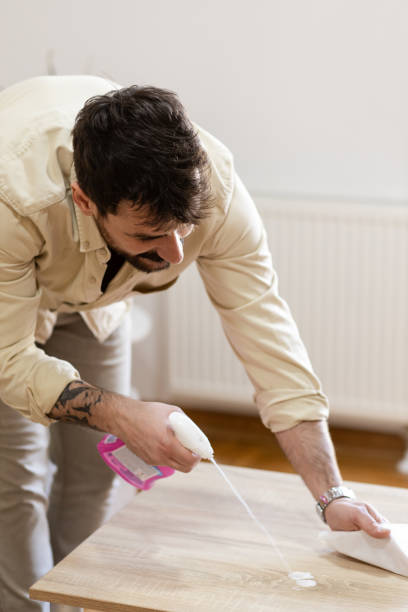istock Single man cleaning his home 1390642241