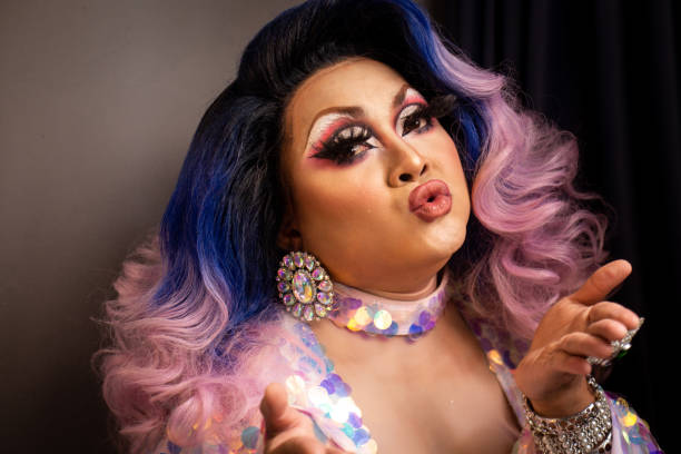 portrait d’une drag queen asiatique - travesti photos et images de collection