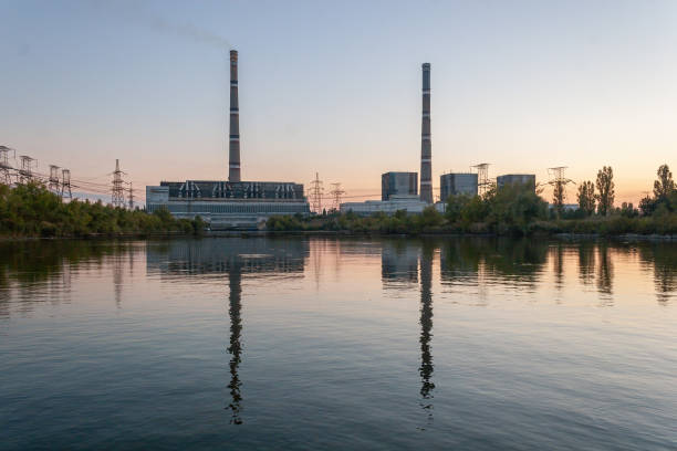 centrale thermique de zaporizhzhia avec des conduites de fumée élevées à enegrodar, ukraine - nuclear power station photos et images de collection