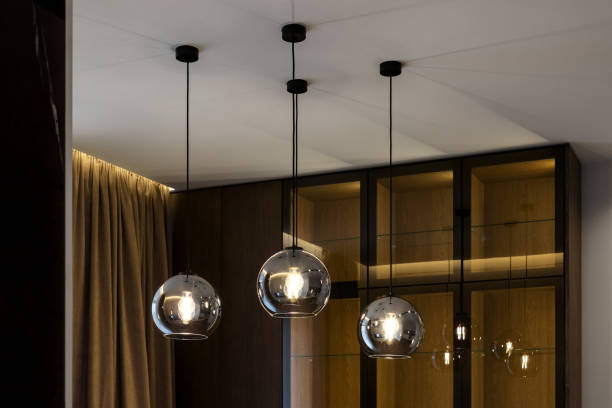 Lamp in the interior. Stylish and modern lamp in loft style in the apartment. Premium Photo. Modern lamp chandelier on a black background lighting element of the interior. Beautiful retro luxury interior lighting lamp decor. lámpara en el interior. lámpara elegante y moderna en estilo loft en el apartamento. foto premium. lámpara de araña moderna sobre un o de iluminación de fondo negro del interior. hermosa decoración retro de lujo de lámpara de iluminación int