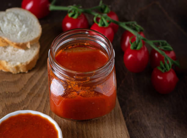 chutney di pomodoro fatto in casa in barattolo di vetro su sfondo di legno. messa a fuoco selettiva. spazio di copia - chutney jar tomato preserved foto e immagini stock