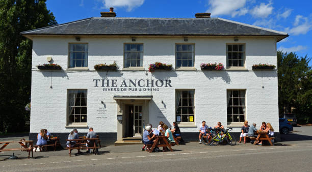 clientes sentados afuera de la casa pública anchor great barford bedfordshire. - english pub fotografías e imágenes de stock