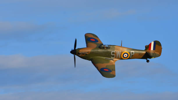 hawker hurricane mark 1 (szeregowy p3717) samolot z 2 wojny światowej w locie - airshow airplane weather military zdjęcia i obrazy z banku zdjęć