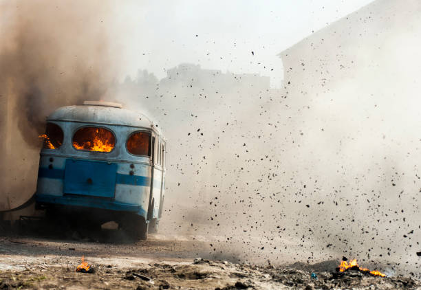 le bus est en feu après l’explosion dans la rue en fumée et en cendres avec de l’espace libre pour le texte - civil war photos et images de collection