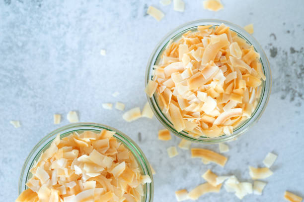 copo de coco tostado - coconut flakes fotografías e imágenes de stock