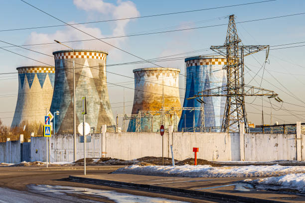 moscú, rusia - 02 de marzo de 2022: gran chimenea de una planta de calefacción - old station natural gas russia fotografías e imágenes de stock