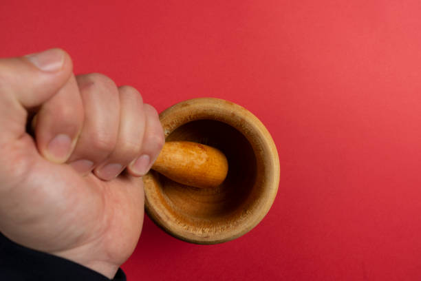 mano de hombre recogiendo un mortero de madera vacío preparado para el trabajo culinario - salt domestic kitchen bowl sparse fotografías e imágenes de stock