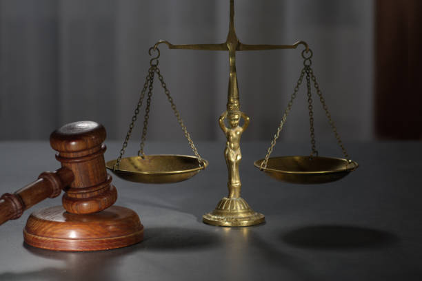 juízes de madeira martelo e símbolo de lei e justiça sobre a mesa em um tribunal ou escritório de aplicação da lei em fundo escuro - indictment - fotografias e filmes do acervo