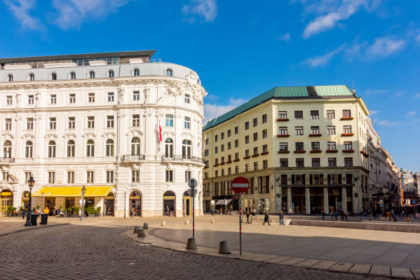 ホーフブルク宮殿近くの聖ミカエル広��場 (ミヒャエル広場) の建物、ウィーン、オーストリア - st michaels church ストックフォトと画像