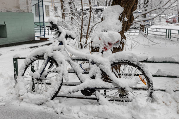 istock bike covered in snow 1390708382