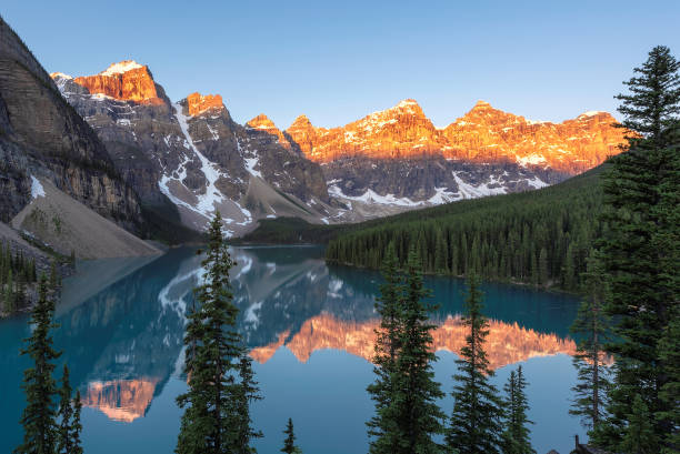 lever de soleil dans le parc national banff, canada - landscape national park lake louise moraine lake photos et images de collection