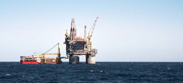 istock Oil rig offshore platform and support vessel 1390713389