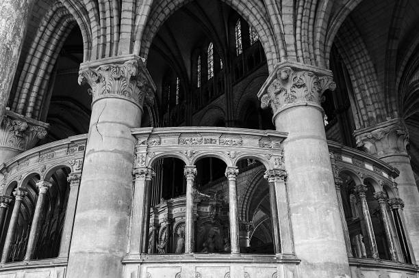 túmulo de pedra dentro da basílica românia de são remigius em reims - st remigius - fotografias e filmes do acervo