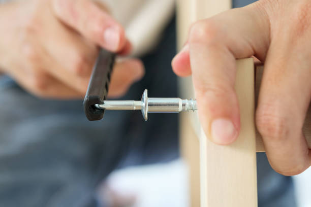 assemblare mobili in legno a casa usando la brugola a vite - screwdriver screw tighten fastener foto e immagini stock