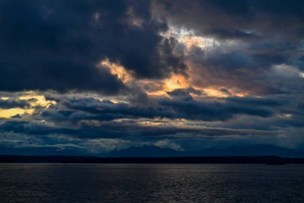 ピュージェットサウンド曇りの春の夕日 - water tranquil scene puget sound cloudscape ストックフォトと画像