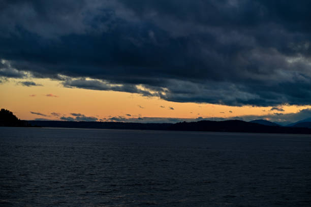 puget sound cloudy spring sunset - water tranquil scene puget sound cloudscape imagens e fotografias de stock