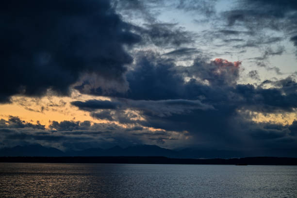 puget sound cloudy spring sunset - water tranquil scene puget sound cloudscape imagens e fotografias de stock