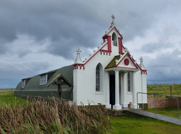 итальянская часовня второй мировой войны, оркнейские острова, шотландия - scotland orkney islands chapel italian culture стоковые фото и изображения