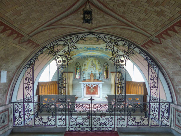 interior da segunda guerra mundial capela pow, ilhas orkney, escócia - scotland orkney islands chapel italian culture - fotografias e filmes do acervo