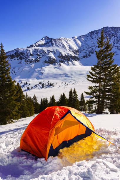 hochgebirgs-skicampingplatz - winter camping telemark skiing skiing stock-fotos und bilder