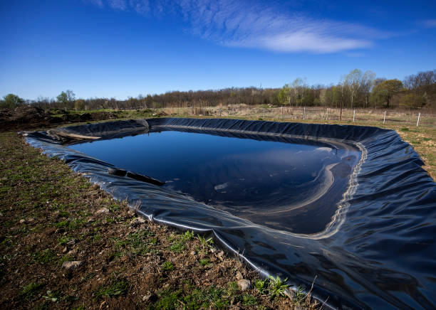 lagoa de lixiviação isolada com água suja, parte do aterro sanitário - leachate - fotografias e filmes do acervo