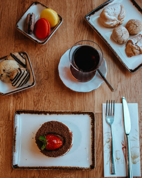 Red velvet bento cake, Strawberry small cake in restaurant background, Valentine's Day Cake, Asian food trend. A cute gift for any holiday.,Strawberry tartlet pastries on plate, Cafe dessert break, tea and macaroon pastel bento de terciopelo rojo, pastel pequeño de fresa en fondo de restaurante, pastel de san valentín, tendencia de comida asiática. un lindo regalo para cualquier día festivo.,pasteles de tartaleta de fresa en el plato, pausa de postre de café, t�