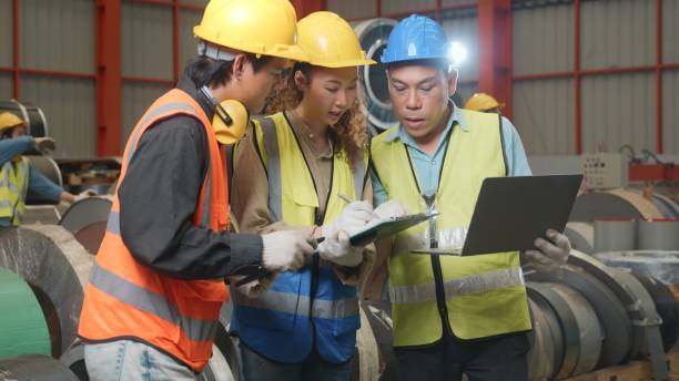 istock Manager leader training and assignmenting job for team of technicians worker skill quality with laptop computer 1390785248