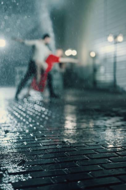 ein paar tanzt abends im regen. unscharfe defokussierung. - happy men rain water dance stock-fotos und bilder