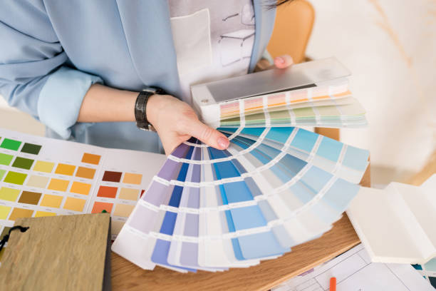 primo piano della donna architetto che sceglie campioni di pittura murale. interior designer che guarda il campione di colore per la creazione di progetti. ristrutturazione della casa, architettura e concetto di interior design. - woman of color foto e immagini stock