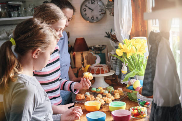 les enfants s’amusent avec de petits gâteaux bundt avec des œufs de pâques et des bonbons - bunt photos et images de collection