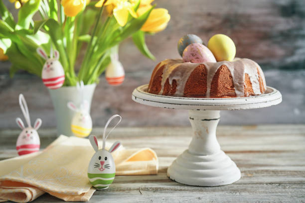 bundt cake avec des œufs de pâques - bunt photos et images de collection