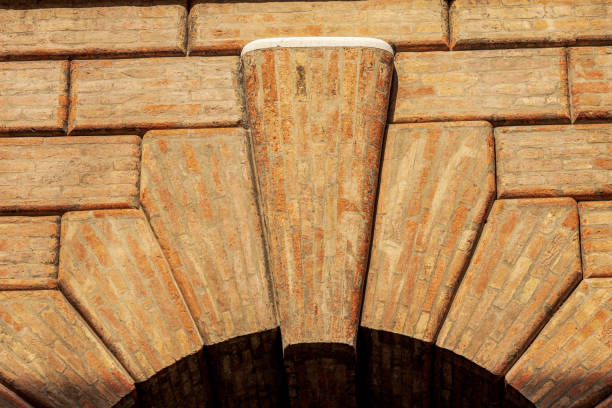 arco medieval de ladrillos con piedra angular - treviso veneto italia - stone textured italian culture textured effect fotografías e imágenes de stock