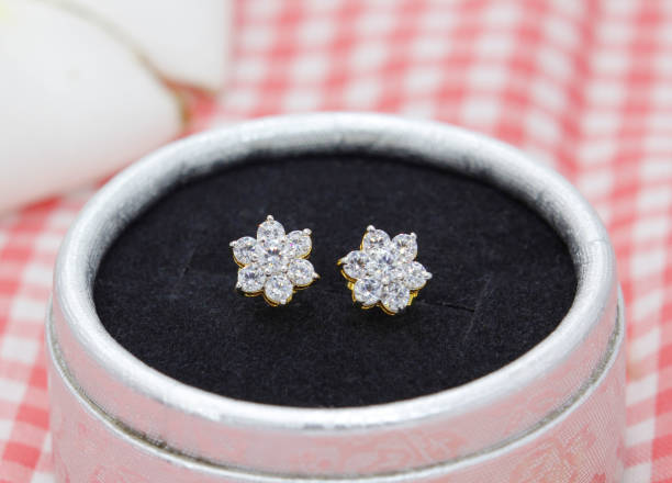 piękne diamentowe kolczyki w kształcie kwiatu w pudełku z biżuterią - diamond earrings zdjęcia i obrazy z banku zdjęć