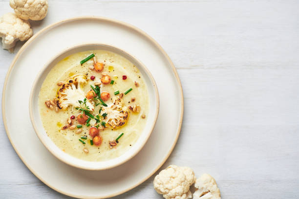 zuppa di cavolfiore vegana su sfondo bianco. - cauliflower foto e immagini stock