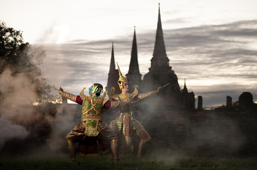 Khon, Is a classical Thai dance in a mask. In Ramayana literature, this is the battle between the rama and giant.