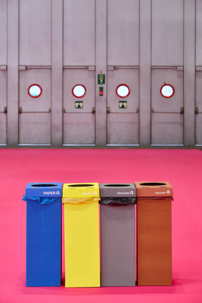 caixas de lixo recicláveis de papelão em quatro cores. lixeira - ife - fotografias e filmes do acervo