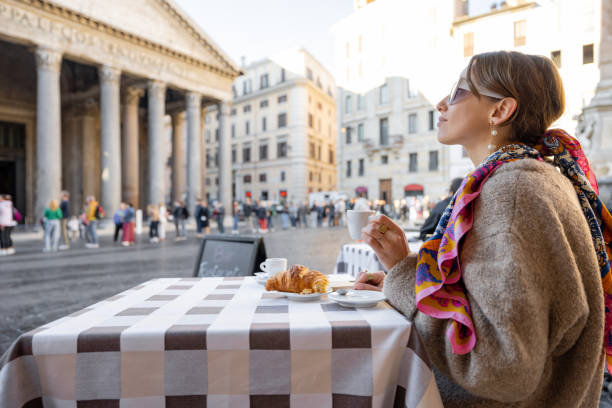 mujer sentada en un café al aire libre en roma - italian culture pastry food rome fotografías e imágenes de stock