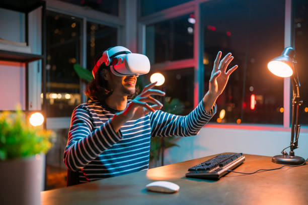 Creative Asian Young male man wearing smart virtual glasses and joining business meeting on augmented reality metaverse working space,asia man using a VR headset to explore virtual space video conference abroad country at night joven asiático creativo hombre con gafas virtuales inteligentes y uniéndose a la reunión de negocios en el espacio de trabajo del metaverso de realidad aumentada, hombre de asia que usa un auricular vr para explorar el espacio virtual videoconferencia e